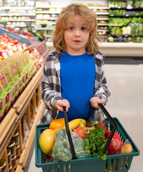 Ragazzino Felice Con Frutta Verdura Supermercato Cibo Sano Giovani Famiglie — Foto Stock