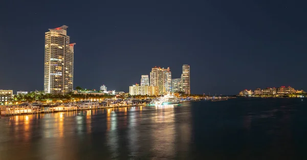 Nocne Panoramiczne Zdjęcie Krajobrazu Miami Miami Downtown Macarthur Causeway Strzał — Zdjęcie stockowe