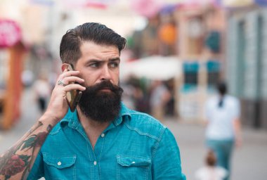 Smart Phone 'lu hippi işadamı, açık havada yürürken, modern erkek yaşam tarzı, İş Konseptinde İletişim Teknolojisi