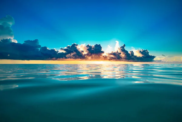 Céu Nublado Pôr Sol Mar Nascer Sol Praia Oceano Paisagem — Fotografia de Stock
