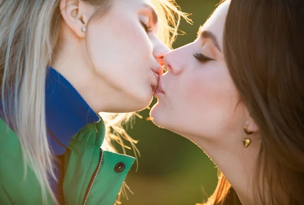 美しい2人のレズビアンの女性の官能的な唇のキス 情熱と官能的なタッチ 恋に美しいセクシーレズビアン2人 キスを閉じる — ストック写真