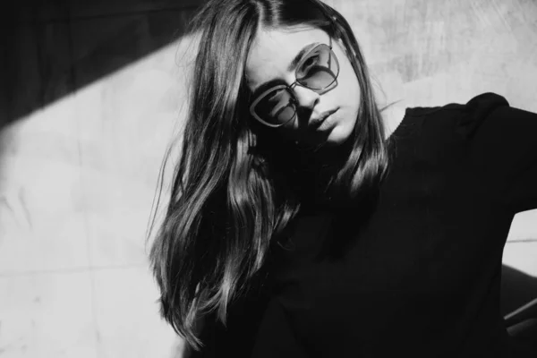 Şehir Sokaklarında Güzel Genç Bir Kadın Güneş Gözlüklü Güzel Genç — Stok fotoğraf