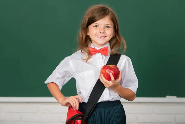 Porträt Eines Hübschen Mädchens Mit Rotem Apfel Klassenzimmer Bildungs Lern — Stockfoto