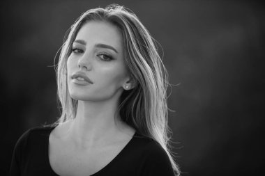 İlkbahar romantik kadın portresi. Güzel kız dışarıda, kapayın güzel genç bayan yüzünü