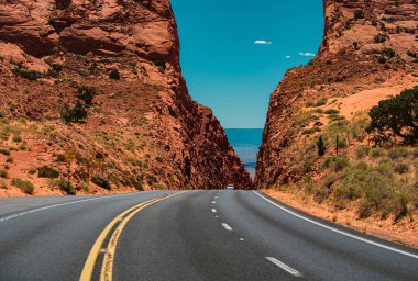 Kayalıklı manzara, yüksek kayalıklara karşı yol. dağlar