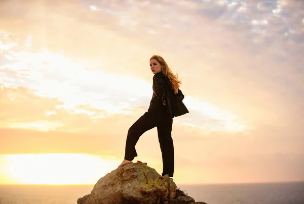 无忧无虑的女企业家赢家或领导者 日落时分 商务小姐站在悬崖边 欣赏美丽的日出 山中云彩 山景衬托 — 图库照片