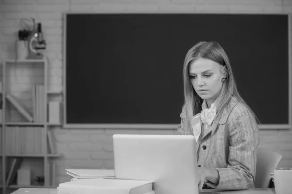 Vrouwelijke Student Aan Universiteit Schoolonderwijs Jonge Vrouw Studeren Zitten Aan — Stockfoto