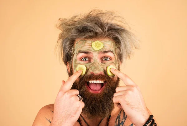Kil Maskeli Salatalık Dilimli Komik Adam Suratı Spa Cilt Bakımı — Stok fotoğraf