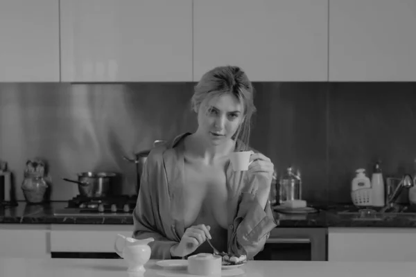 熊の胸だ 自宅のキッチンのテーブルの近くでコーヒーを飲むセクシーな女性 朝の台所の主婦 — ストック写真