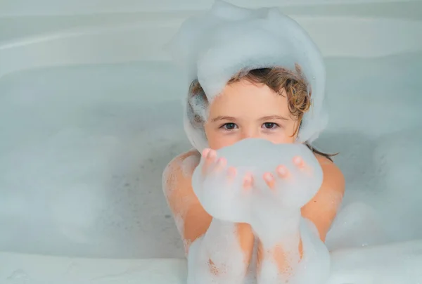 風呂で泡と遊ぶ面白い子 — ストック写真