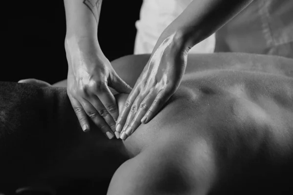 Massage Voor Mens Fysiotherapeut Masseert Mannelijke Schouder — Stockfoto
