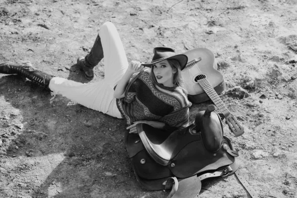 ブーブースタイルの田舎の女性 アウトドアポーズのスタイリッシュなファッション女性 女性の馬のライダーは屋外でリラックス 魅力的な若いです女性でセクシードレス楽しい夏 — ストック写真