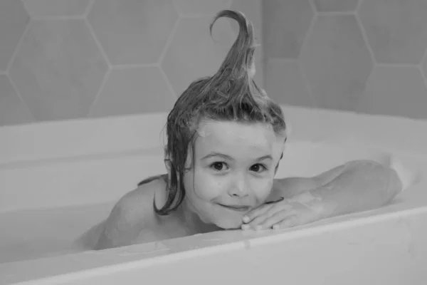 Παιδικό Σαμπουάν Παιδί Διασκεδάζει Στο Μπάνιο Φυσαλίδες Ευτυχισμένο Παιδί Που — Φωτογραφία Αρχείου