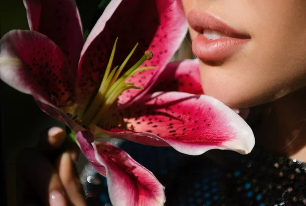Beleza Jovem Lips Lábios Mulher Com Lírio Dia Híbridos Orientais — Fotografia de Stock