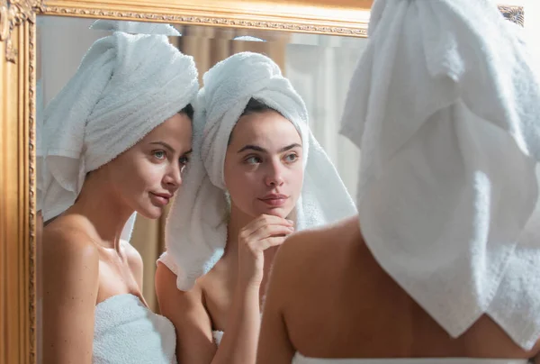 아름다운 여인은 아파트 방에서 거울을 수건으로 친구들 일상적 개념으로 피부를 — 스톡 사진