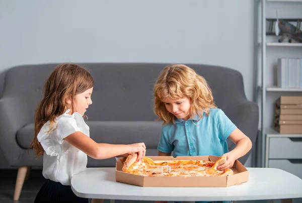 Evde Pizza Yiyen Tatlı Bir Kız Erkek Çocuklar Partide Pizza — Stok fotoğraf