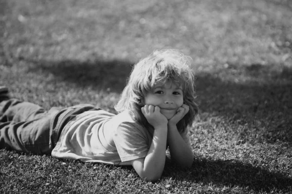Милая Маленькая Девочка Лугу Весной Счастливого Детства Мальчик Лежит Траве — стоковое фото