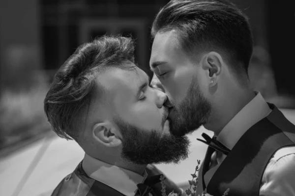 Öpüşen Eşcinsel Çift Eşcinsel Evliliği Yakın Plan Erkek Öpücüğü Tatiller — Stok fotoğraf