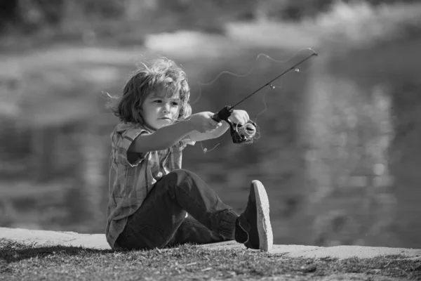 在河流或湖中钓鱼的孩子 年轻的渔民 夏季户外休闲活动 小男孩用手杖吊在河边 — 图库照片