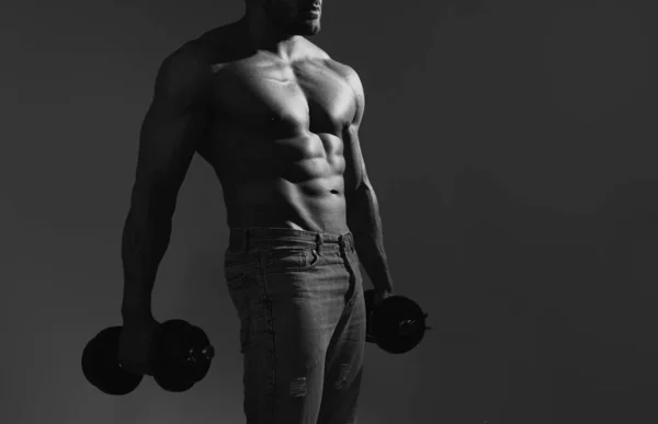 Sexy Sportovní Trup Muž Činkami Silný Svalnatý Muž Cvičení Životní — Stock fotografie
