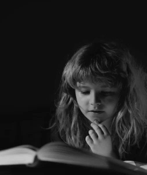子供の読書本 子供は本を読む 小さな男の子のリビングルームに物語の本の中で写真を見て座っている 子供は小学校で宿題をしている 子供勉強 幸せな子供時代夢を見る子供 — ストック写真