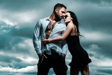 Aşık seksi bir çift. Şehvetli aşıklar soyunur. Kız arkadaş ve erkek arkadaş şehvetli kucaklaşmalar. Romantik bir kadın ve çıplak seksi bir adam. Güzel bir çift. Romantik çift aşklarını hisseder.