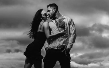 Romantik seksi çift. Romantik anları paylaşan tutkulu, şehvetli bir çift. Aşıklar romantik buluşmaları kucaklıyor ve eğleniyorlar. Romantik bir çift, aşklarının mutluluğunu hisseder.