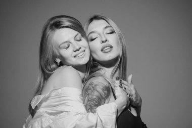 İki seksi kızın kadın yüzü, yakın plan. Genç, mutlu sarışın ve çıplak omuzlu esmer kadınların güzel portresi. Lgbt, tolerans, lezbiyenler çift konsepti severler