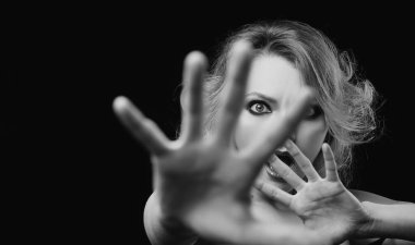 Elini bırak. Duygusal sinirli kadın, üzgün kız. Çığlık, nefret, öfke. Düşünceli kadın öfkeli, kızgın ve stresli.