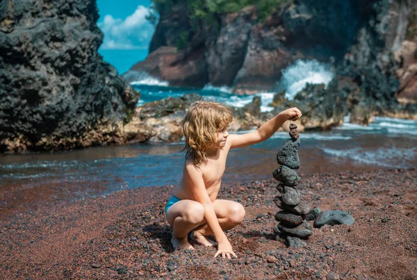 Kind Dat Stapels Stenen Maakt Aan Kust Van Zee Natuur — Stockfoto