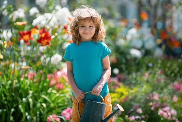 Дитинство Американських Дітей Дитина Поливає Квіти Саду Домашнє Городництво — стокове фото