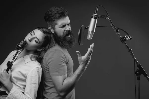 Pár Zpěvu Singer Coupl Hraje Píseň Mikrofonem Při Nahrávání Hudebním — Stock fotografie
