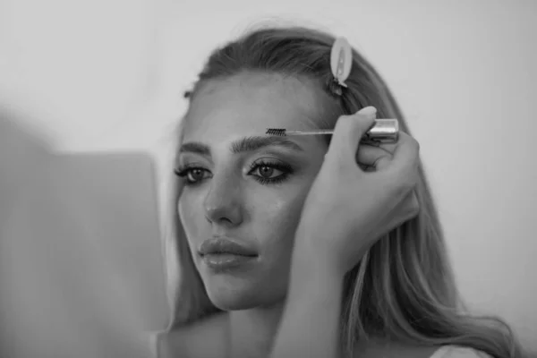 Makeup Modell Applicerar Puder Och Ögonskugga Rouge Visagiste Kosmetika Består — Stockfoto
