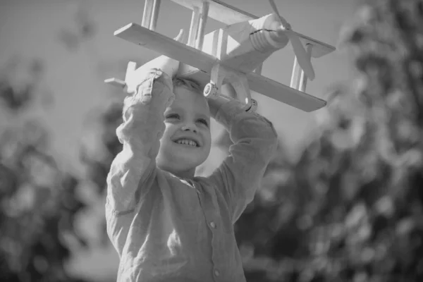 Dětský Pilot Hračkou Letadla Sní Cestování Létě Přírodě Děti Sní — Stock fotografie