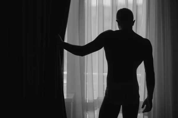 力強いセクシーハンサムな若い男は裸の胴とバルコニーにポーズ セクシーゲイのシルエット — ストック写真