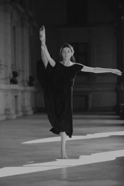 Penari Balet Fleksibel Peregangan Tubuh Wanita Gadis Muda Melakukan Latihan — Stok Foto