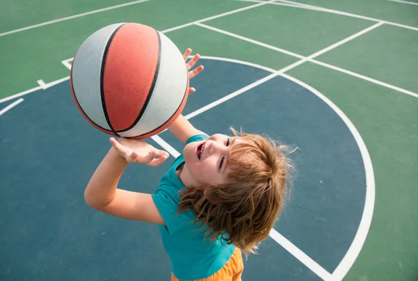 Bělošské Dítě Hraje Basketbal Dětská Sportovní Tvář — Stock fotografie