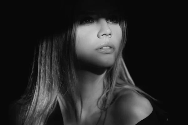 Piękna Młoda Kobieta Portret Zbliżenie Czarny Zmysłowa Twarz Eleganckiej Modelki — Zdjęcie stockowe
