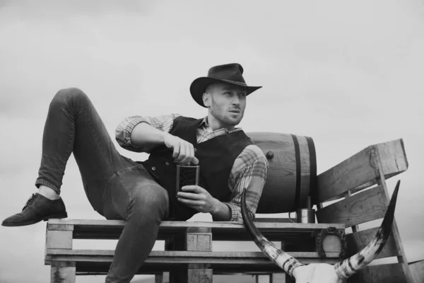 Vaquero Con Sombrero Hombre Atractivo Con Whisky Brandy Vida Occidental —  Fotos de Stock