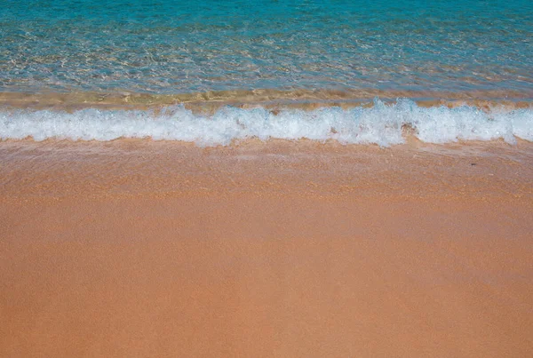 黄金の砂とビーチ ターコイズブルーの海の水 パノラマの海の景色 夏休みの自然背景 — ストック写真