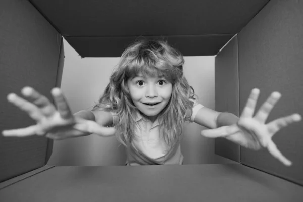 Enfant Drôle Garçon Ouvre Cadeau Regarder Intérieur Boîte Carton Enfant — Photo