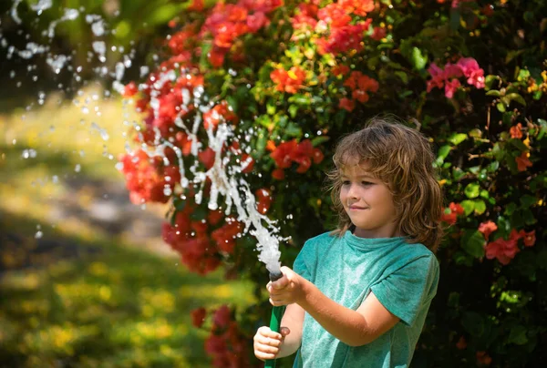 Щасливий Хлопчик Поливає Воду Шлангу Дитинство Американських Дітей Дитина Поливає — стокове фото