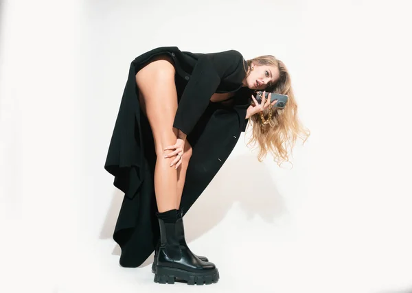 Довгі Жіночі Ноги Черевиками Портрет Молодої Елегантної Жінки Студійний Знімок — стокове фото