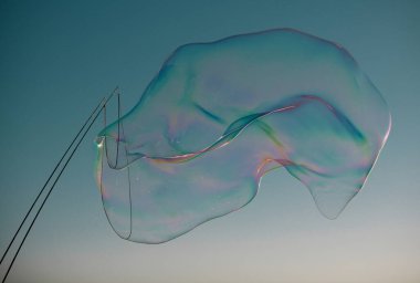 Arka planda büyük sabun köpükleri