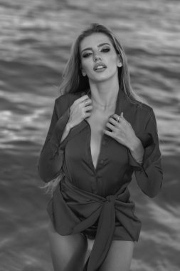 Yaz plajında güzel bir genç kadın. Deniz zemininde güzel bir genç kadının portresi. Romantik, şehvetli, seksi genç bir kadın.