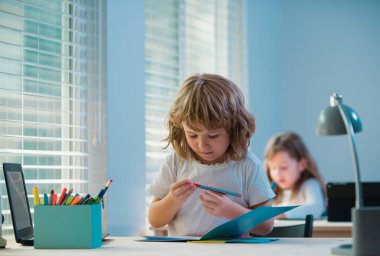 Bilgi toplama günü. Okul günleri işte. Okula dönelim. İlkokul öğrencileri sınıfta.