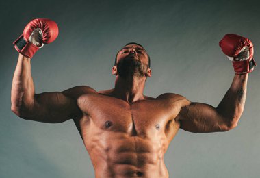 İnsan gücü. Güçlü jestleri olan yakışıklı adam.