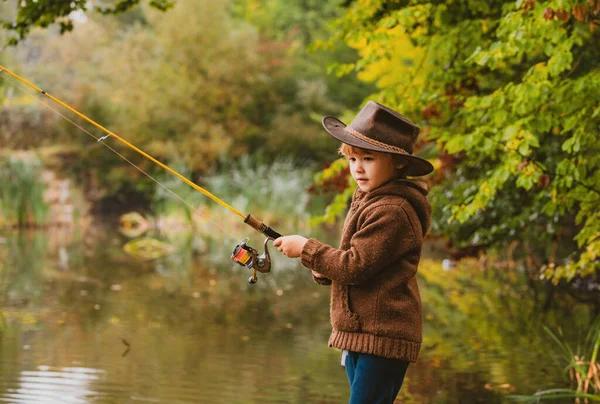 Ragazzo Con Canna Pesca Bambino Che Impara Pescare Tenendo Una — Foto Stock