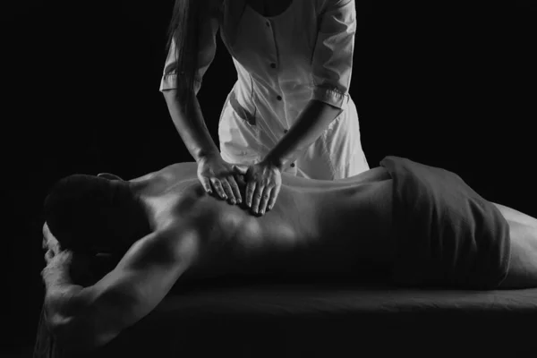 Massaggio Sportivo Fisioterapista Massaggiando Collo Spalla Dell Atleta Maschio Muscolare — Foto Stock