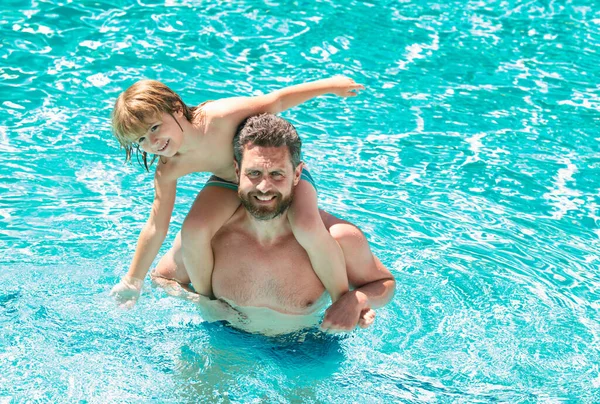 爸爸和儿子在游泳池里游泳 夏天的家 有趣的爸爸和儿子在游泳池里 家庭周末 — 图库照片